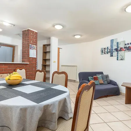4 Bedroom Lovely In * Воднян